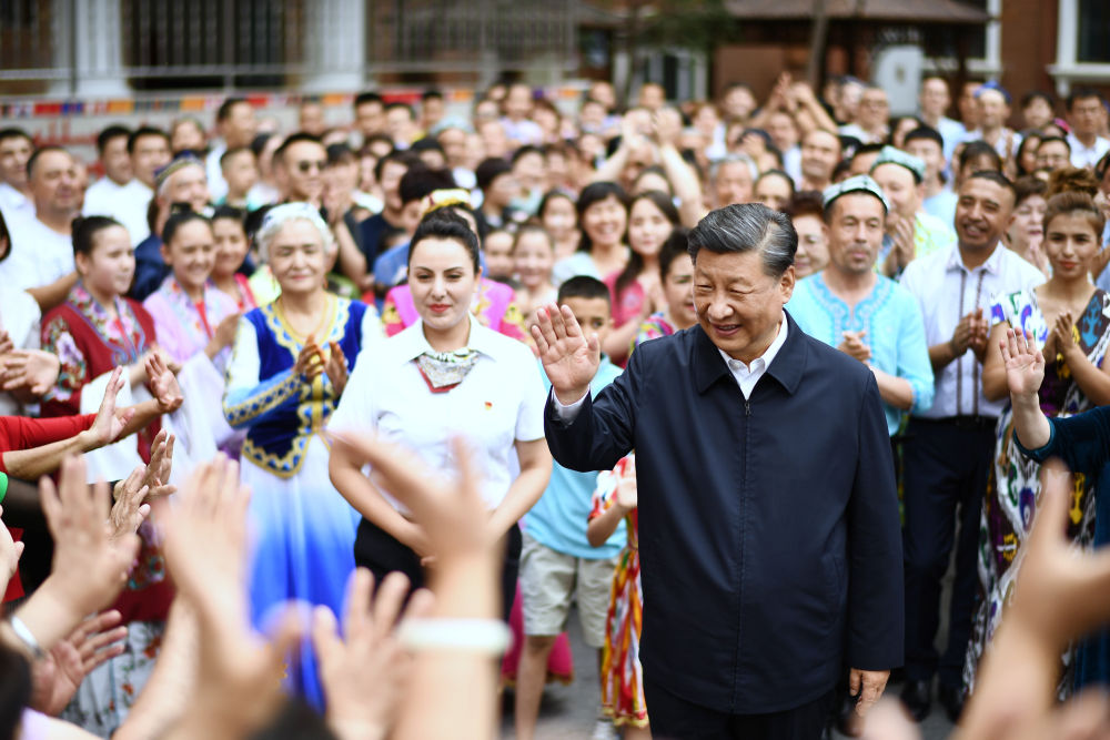 2022年7月13日，習(xí)近平在新疆維吾爾自治區(qū)烏魯木齊市天山區(qū)固原巷社區(qū)考察時(shí)，向各族群眾揮手致意。新華社記者 燕雁 攝