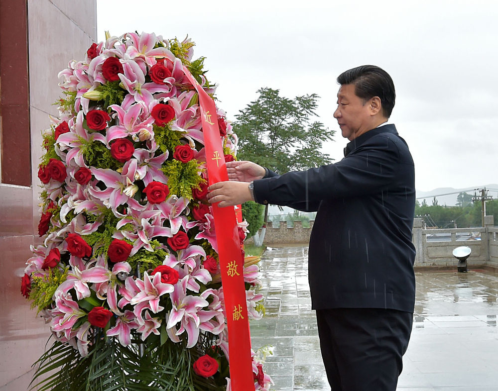 2016年7月18日，習(xí)近平在寧夏固原市西吉縣將臺(tái)堡向紅軍長(zhǎng)征會(huì)師紀(jì)念碑敬獻(xiàn)花籃。新華社記者 李濤 攝