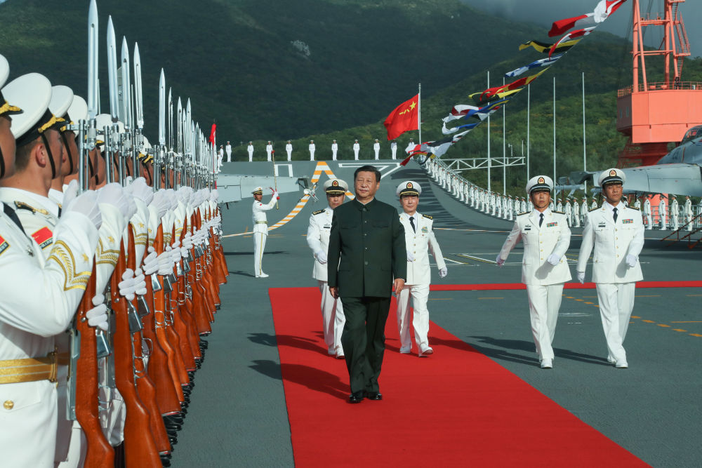 2019年12月17日，中國第一艘國產(chǎn)航空母艦山東艦在海南三亞某軍港交付海軍。習(xí)近平出席交接入列儀式并登艦視察。這是儀式結(jié)束后，習(xí)近平登上山東艦，檢閱儀仗隊(duì)。新華社記者 李剛 攝