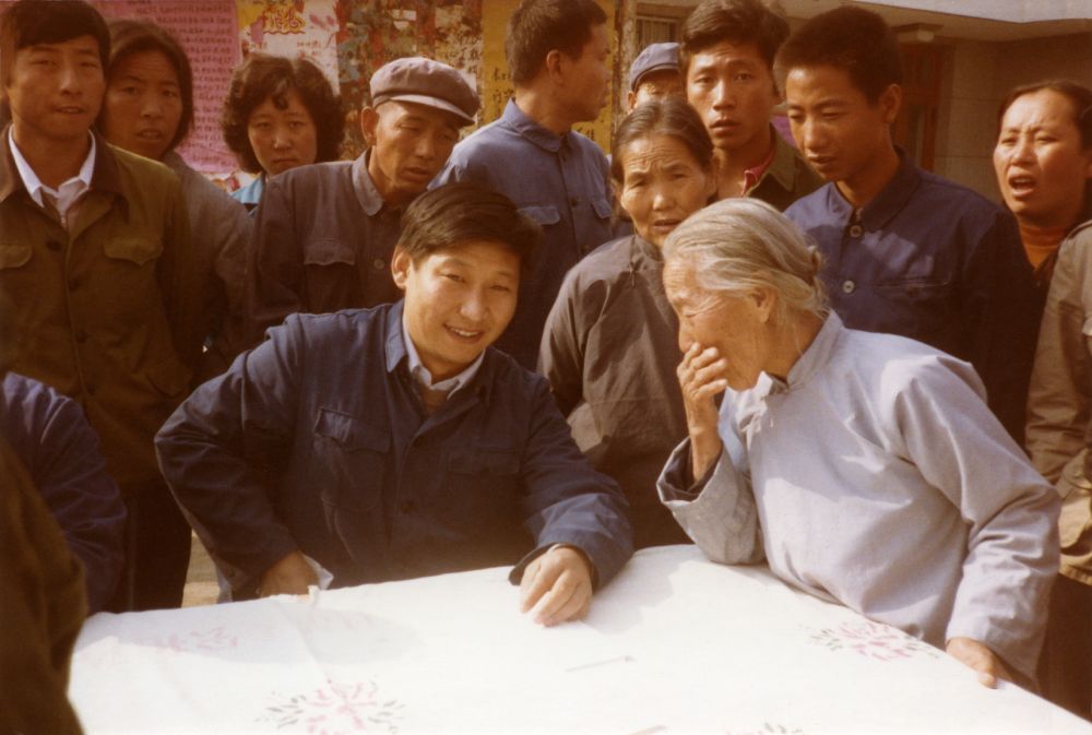 這是1983年，時(shí)任河北省正定縣委書記的習(xí)近平，臨時(shí)在大街上擺桌子聽取老百姓意見。新華社發(fā)